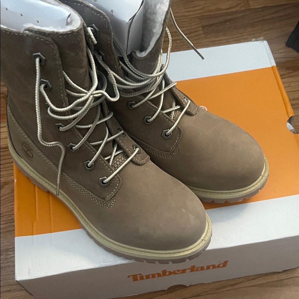 Timberland mid warm waterproof in taupe size 7 wide